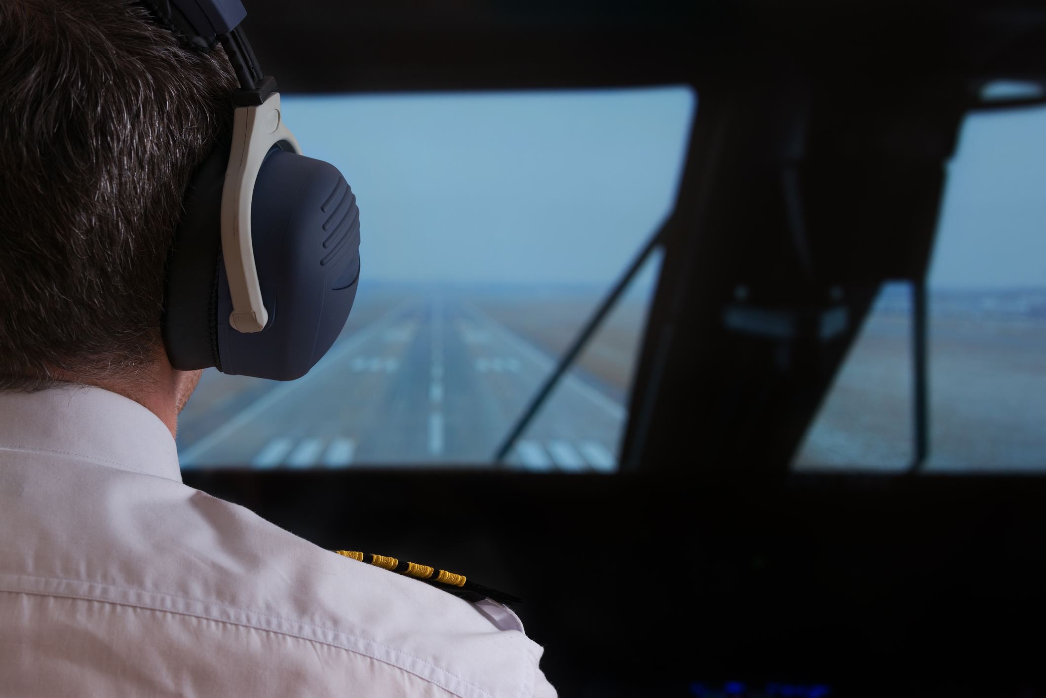 Pilote dans un cockpit illustrant la sécurité au travail et la gestion du risque